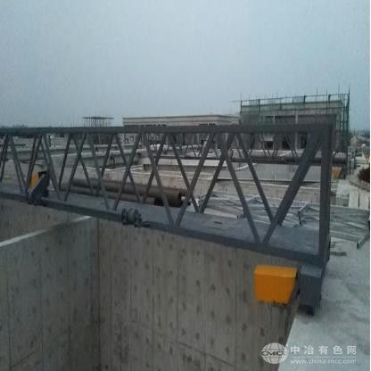 行車式提耙刮泥機