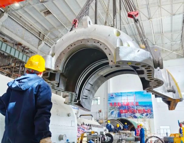 電建新能源甘肅分公司：中電建共和100萬千瓦光伏光熱項目汽輪機順利扣蓋